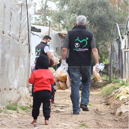 Volunteers distributing aid